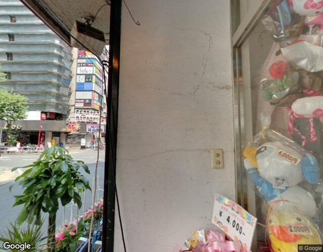 シーズン 右側からの外観