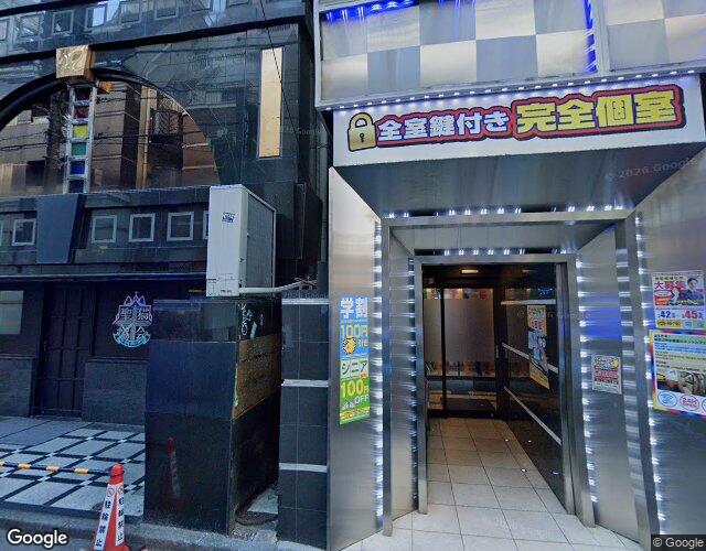 ラモード新宿 左側からの外観