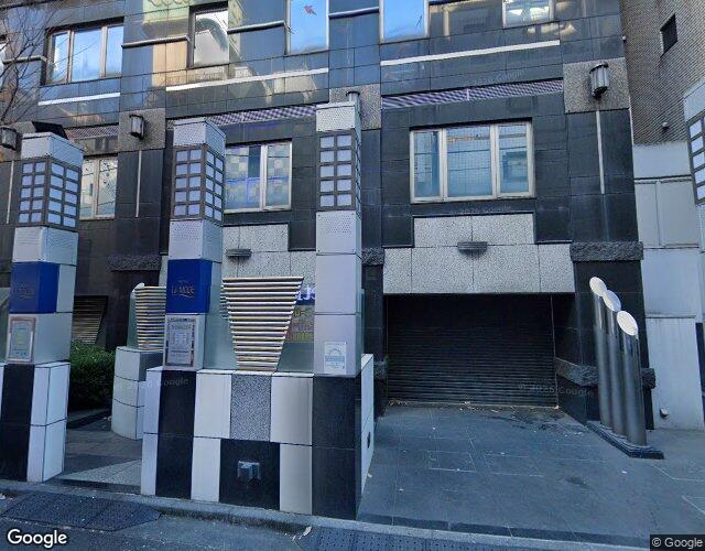 ラモード新宿 右側からの外観