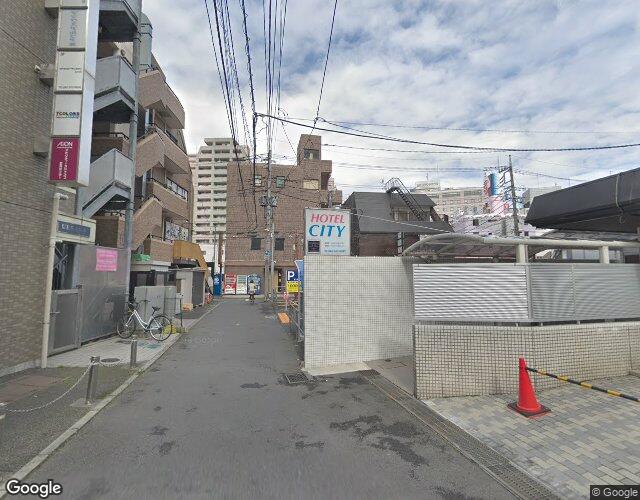シティ 左側からの外観