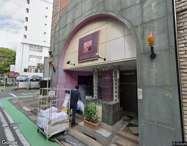 ホテル AKAIKUTSU 左側からの外観