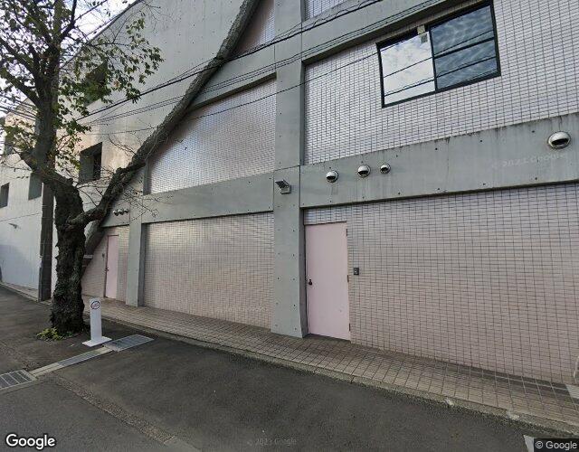 アザドゥ 裏側からの外観