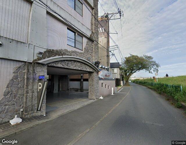アザドゥ 左側からの外観
