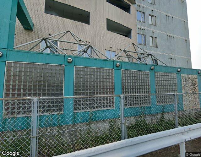 Xワールド 左側からの外観