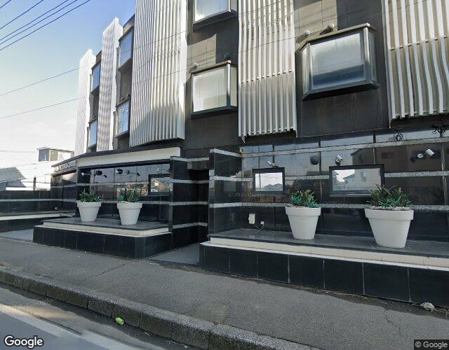 ホテル ヴィクトリアコート三郷店 右側からの外観