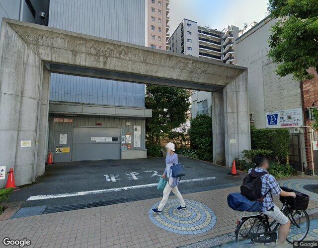赤い靴 左側からの外観