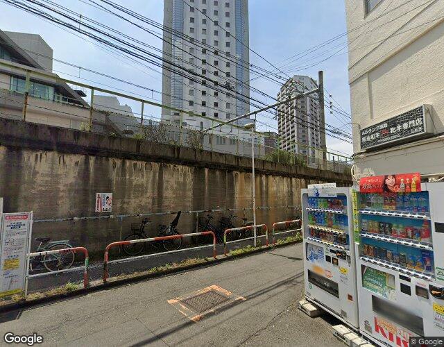 シャトン 左側からの外観