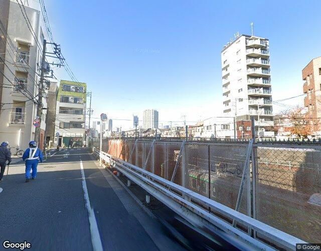 D CUBE 左側からの外観