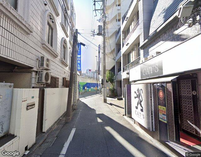 キャッツ 裏側からの外観