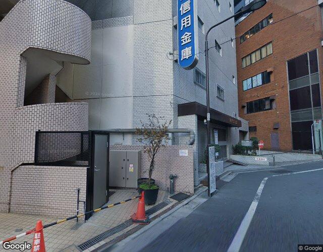 ナポリ 左側からの外観