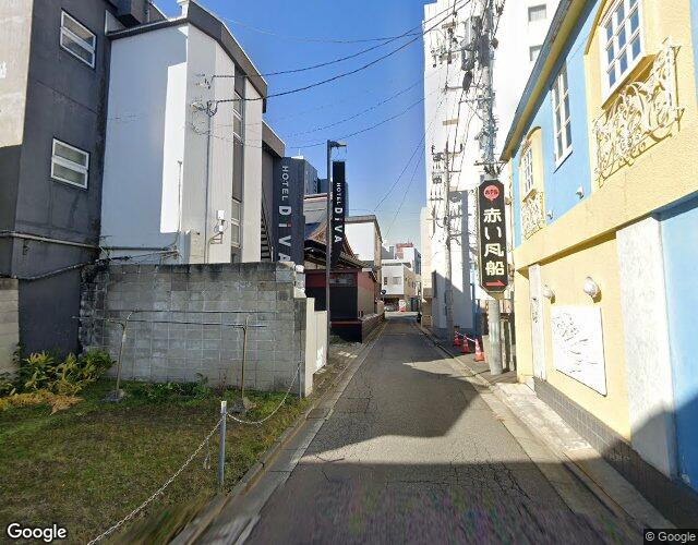 赤い風船 左側からの外観