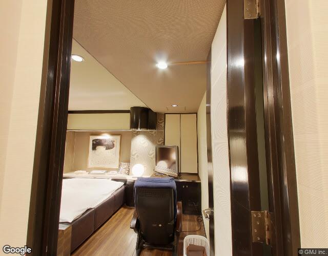 HOTEL AZZA【スタイリッシュグループ(おとぼけビーバー)】 左側からの外観