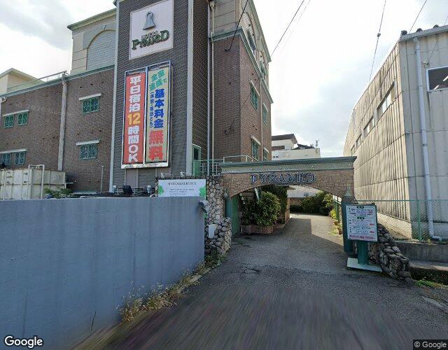 ピラミッド 裏側からの外観