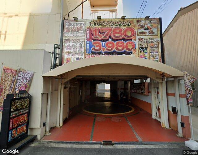 ホテル どんぐりころころ 鶴橋店 左側からの外観