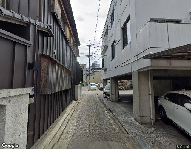 ストーリー 裏側からの外観