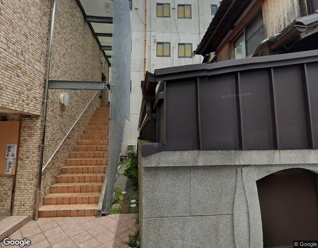 ストーリー 右側からの外観