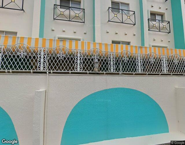 白の宮殿 右側からの外観