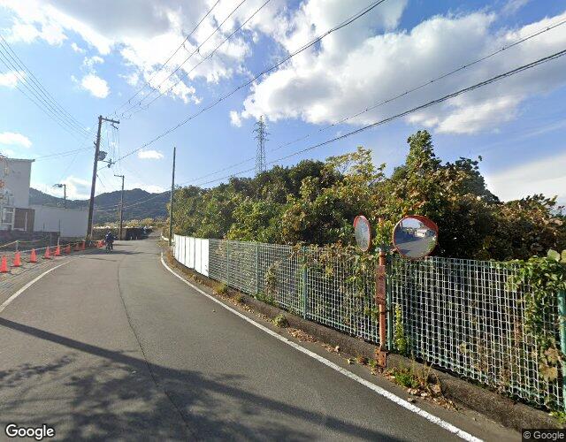 クリスタル 左側からの外観
