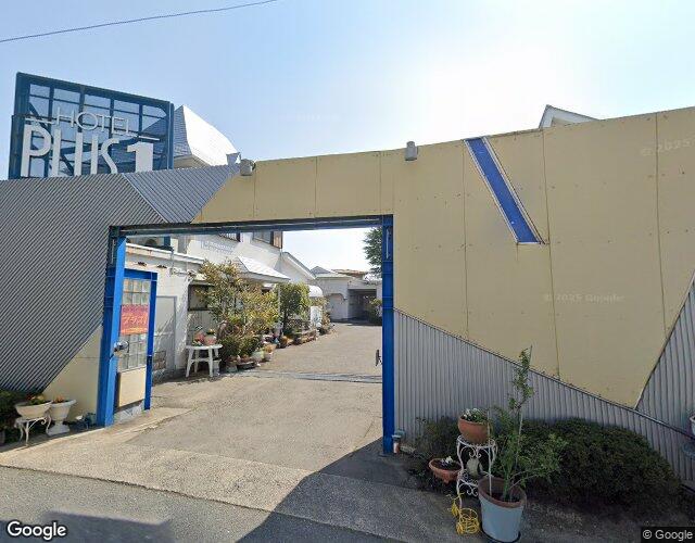 プラス1 右側からの外観