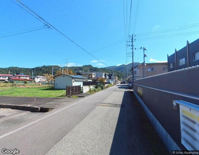 しろいうさぎ 右側からの外観