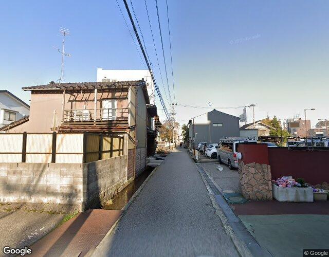 金沢アイネ 右側からの外観