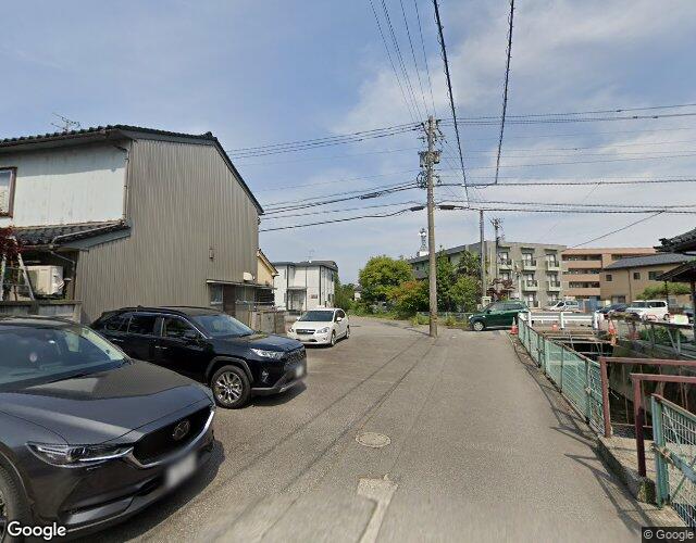 富山アイネ 右側からの外観
