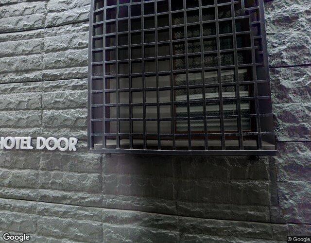 HOTEL DOOR 左側からの外観