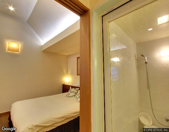 Natural Hotel OAKS 左側からの外観