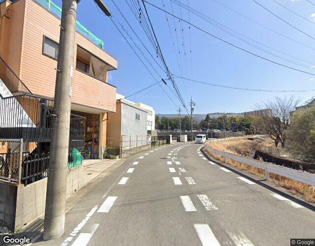 チャーミーズ 右側からの外観