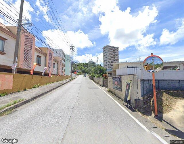 チャームド 左側からの外観