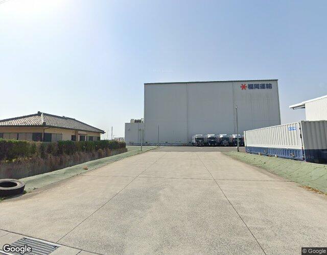 山 裏側からの外観