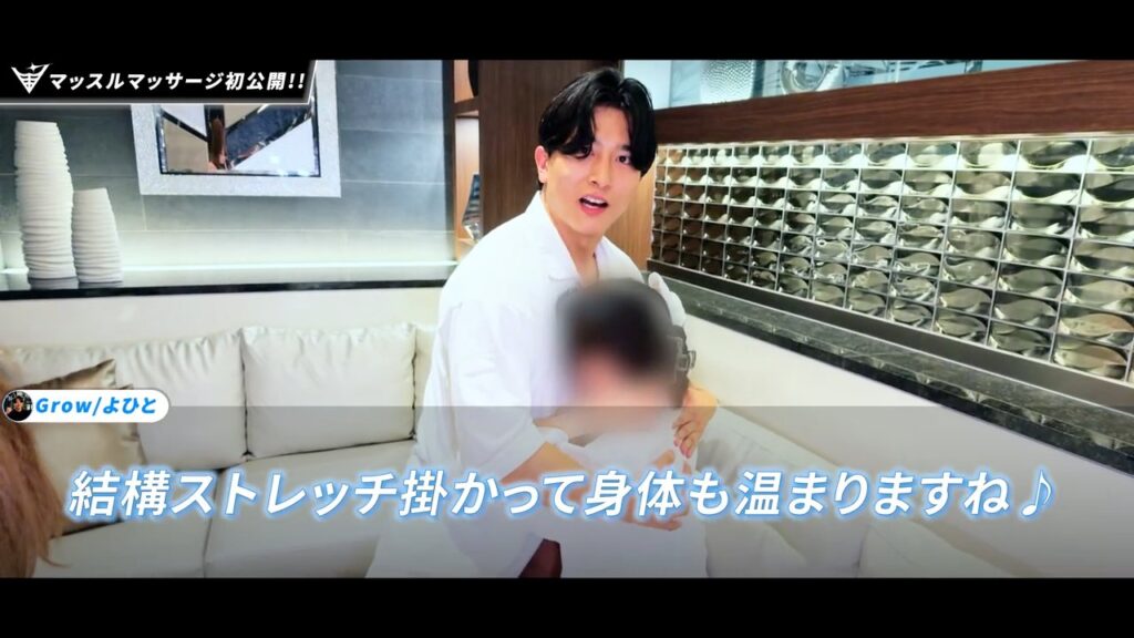 抱き寄せる形のストレッチで「結構ストレッチ掛かって身体も温まりますね」と話す場面(8:30ごろ)